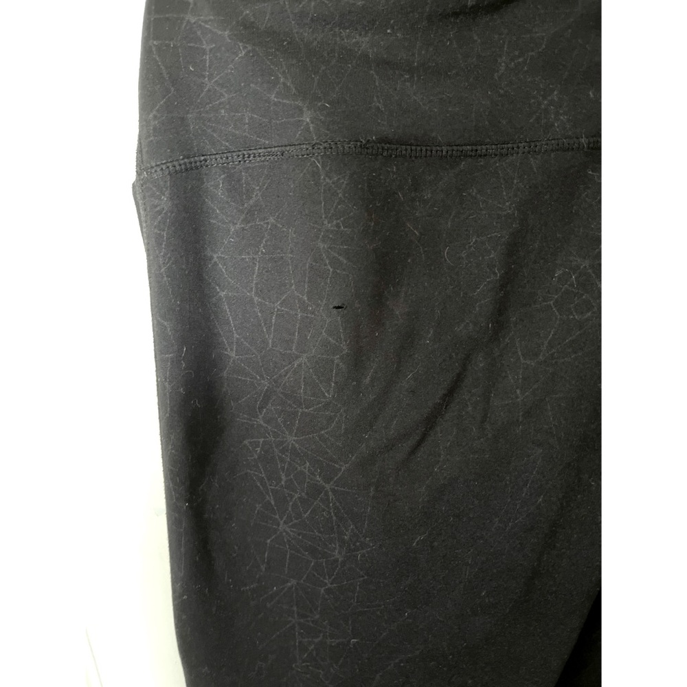 Kirkland Signature XL Black & Gray Geometric Print Leggings. - Picture 8 of 10